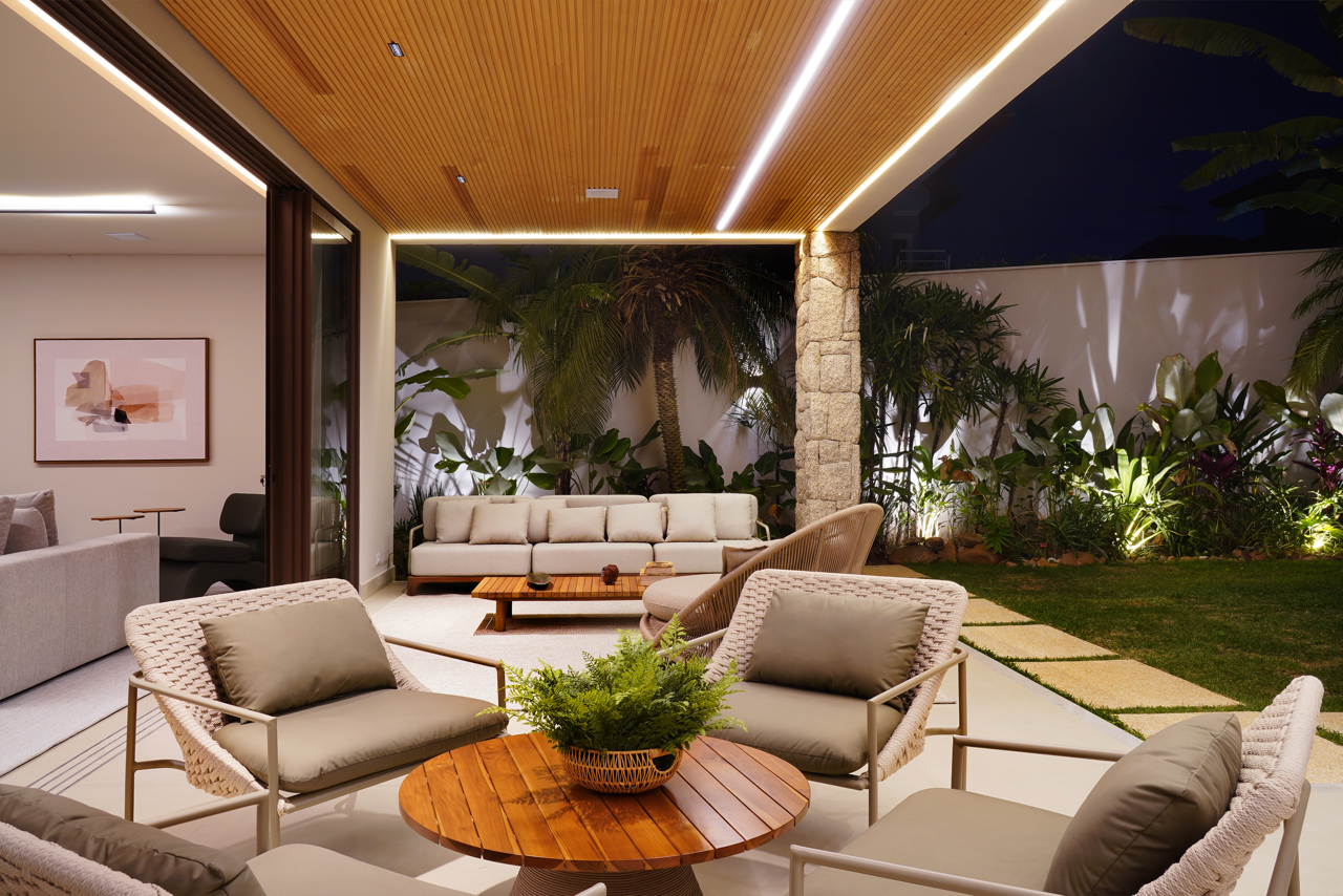 Casa mobiliada em tons naturais - Residencial Melville - Alphaville SP