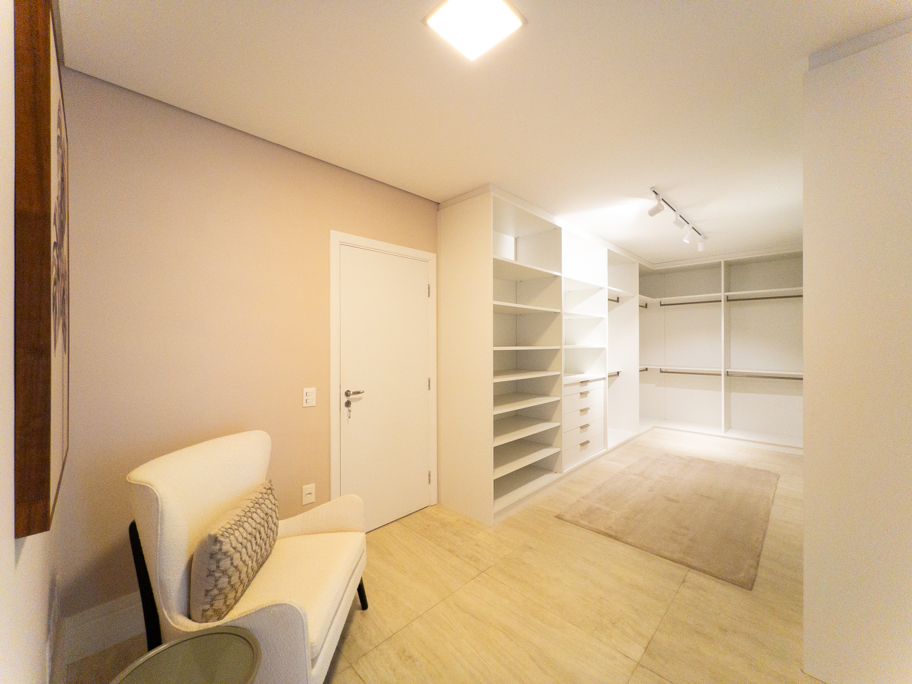 Apartamento mobiliado no centro de Alphaville!