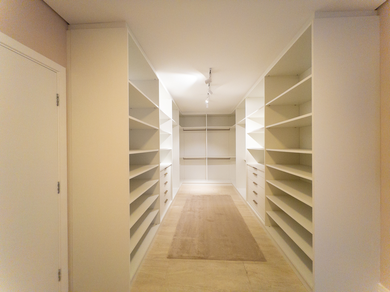 Apartamento mobiliado no centro de Alphaville!