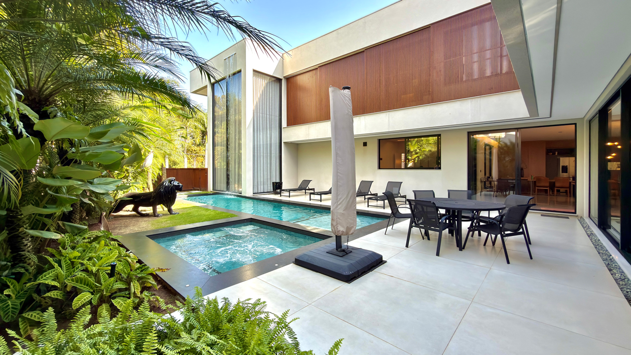 Casa mobiliada com 5 suítes e jardim integrado - Tamboré 2