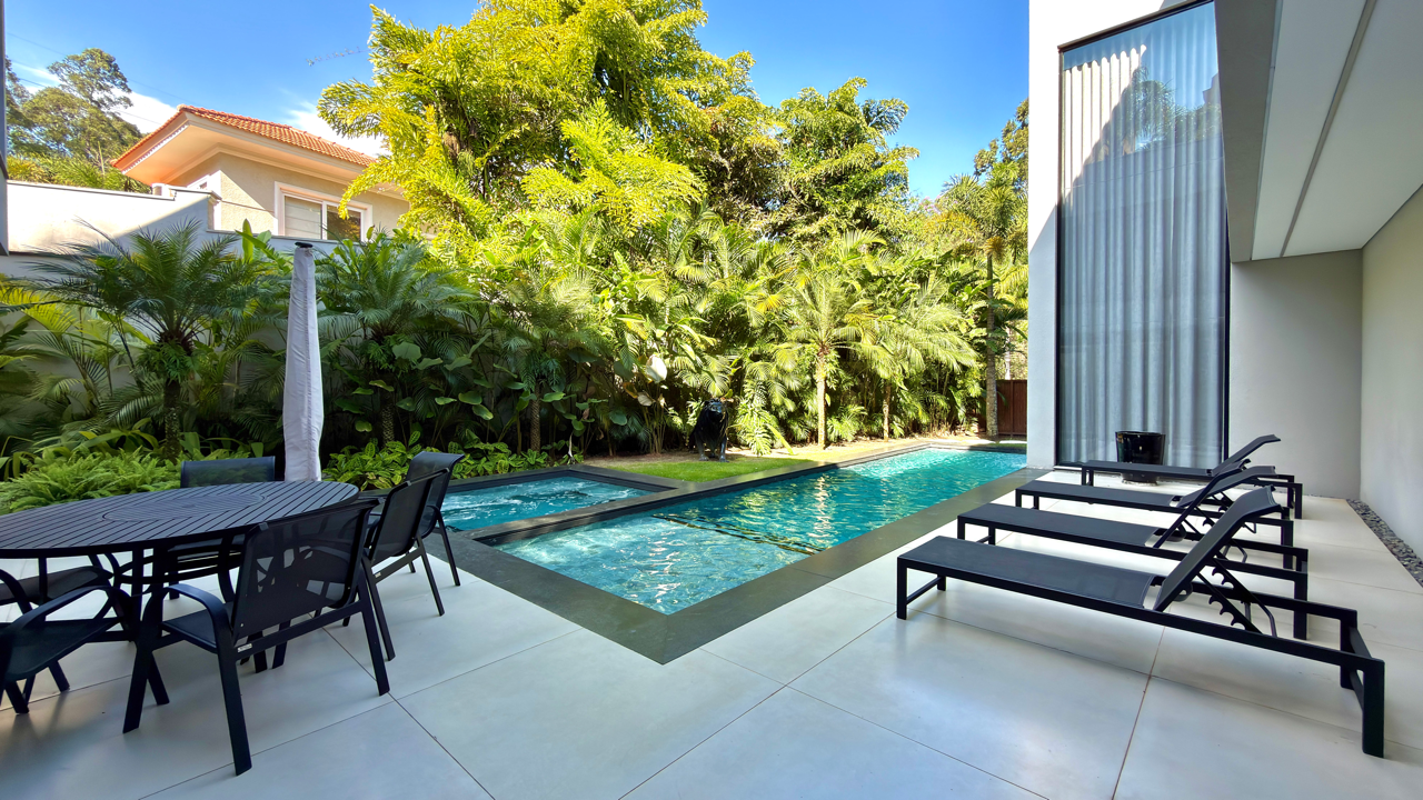 Casa mobiliada com 5 suítes e jardim integrado - Tamboré 2