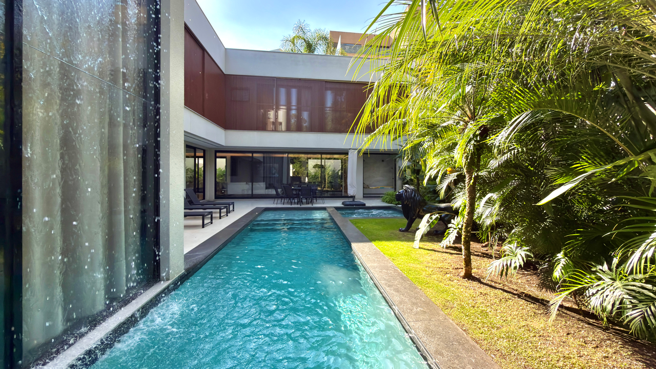 Casa mobiliada com 5 suítes e jardim integrado - Tamboré 2