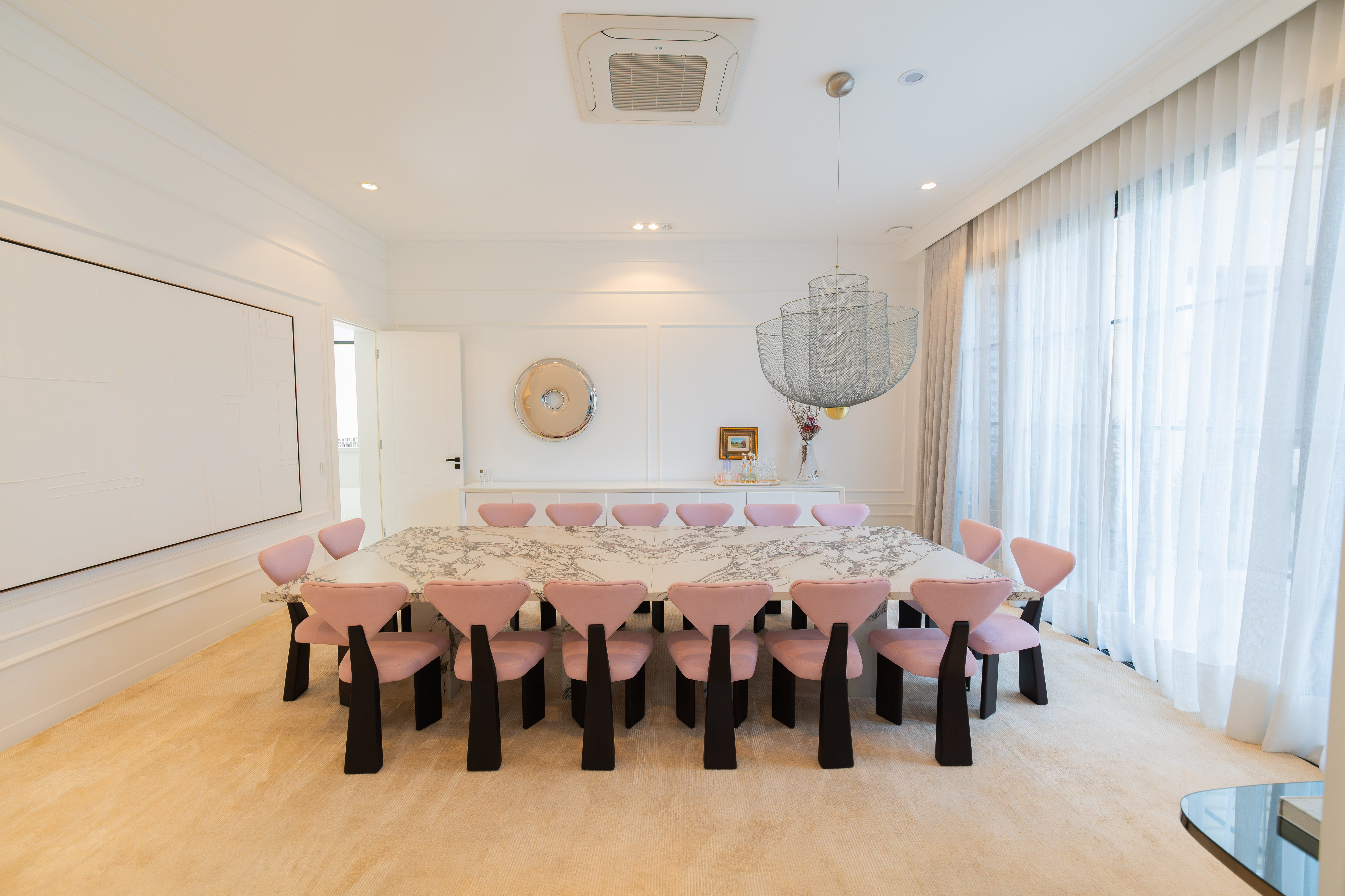 CASA ASSINADA COM 1.800 M², ARTE E DESIGN EM TODOS OS AMBIENTES