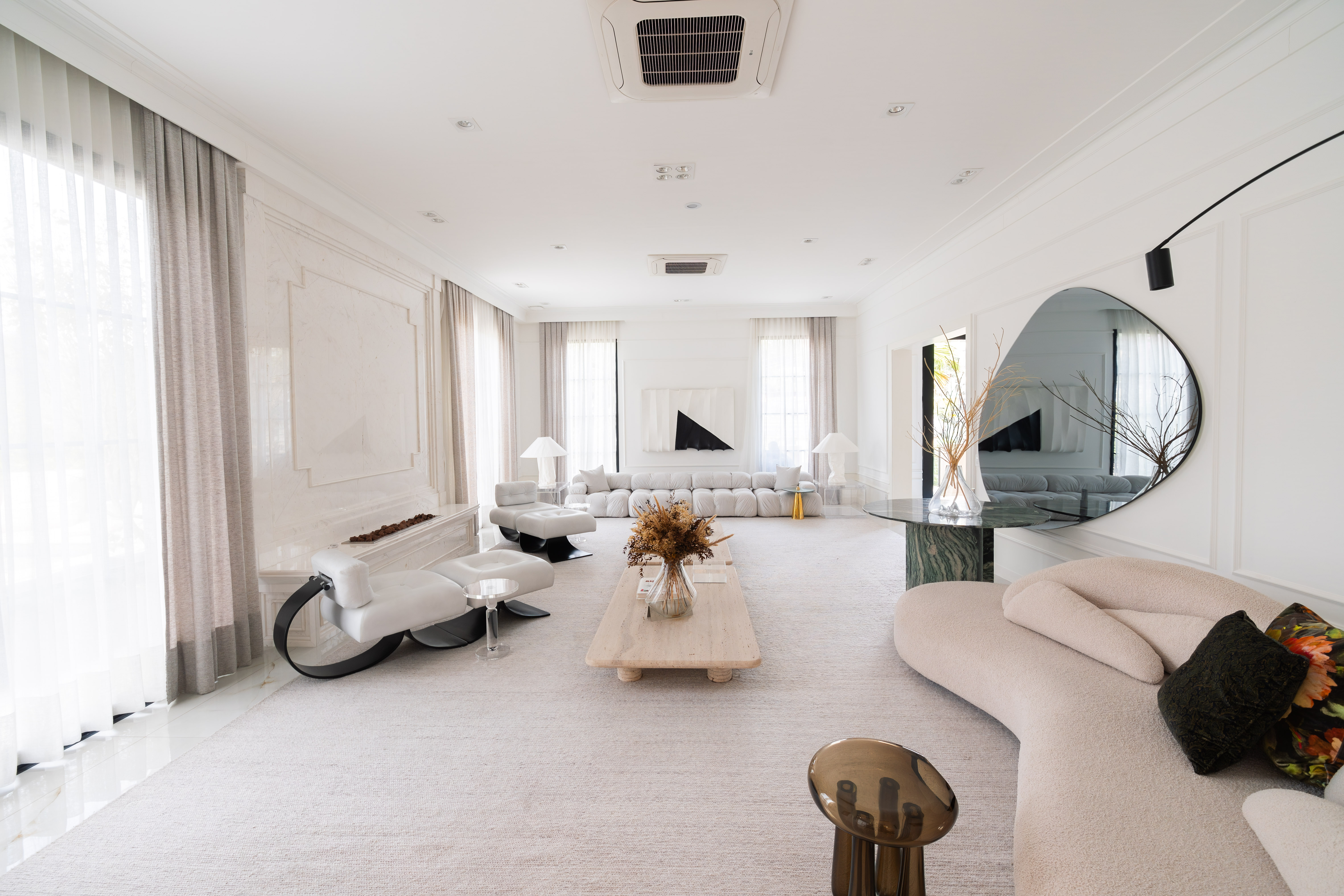 CASA ASSINADA COM 1.800 M², ARTE E DESIGN EM TODOS OS AMBIENTES