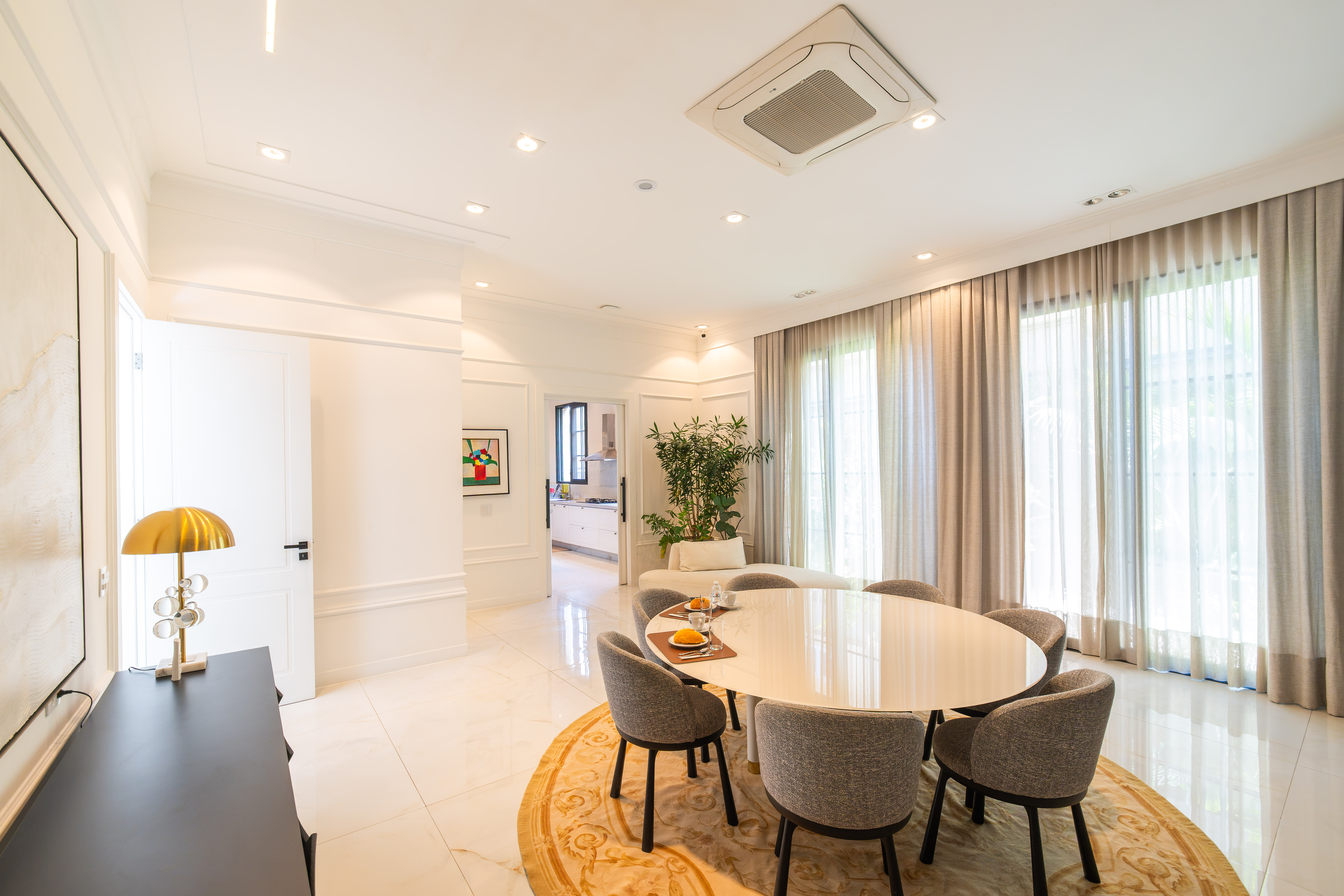 CASA ASSINADA COM 1.800 M², ARTE E DESIGN EM TODOS OS AMBIENTES