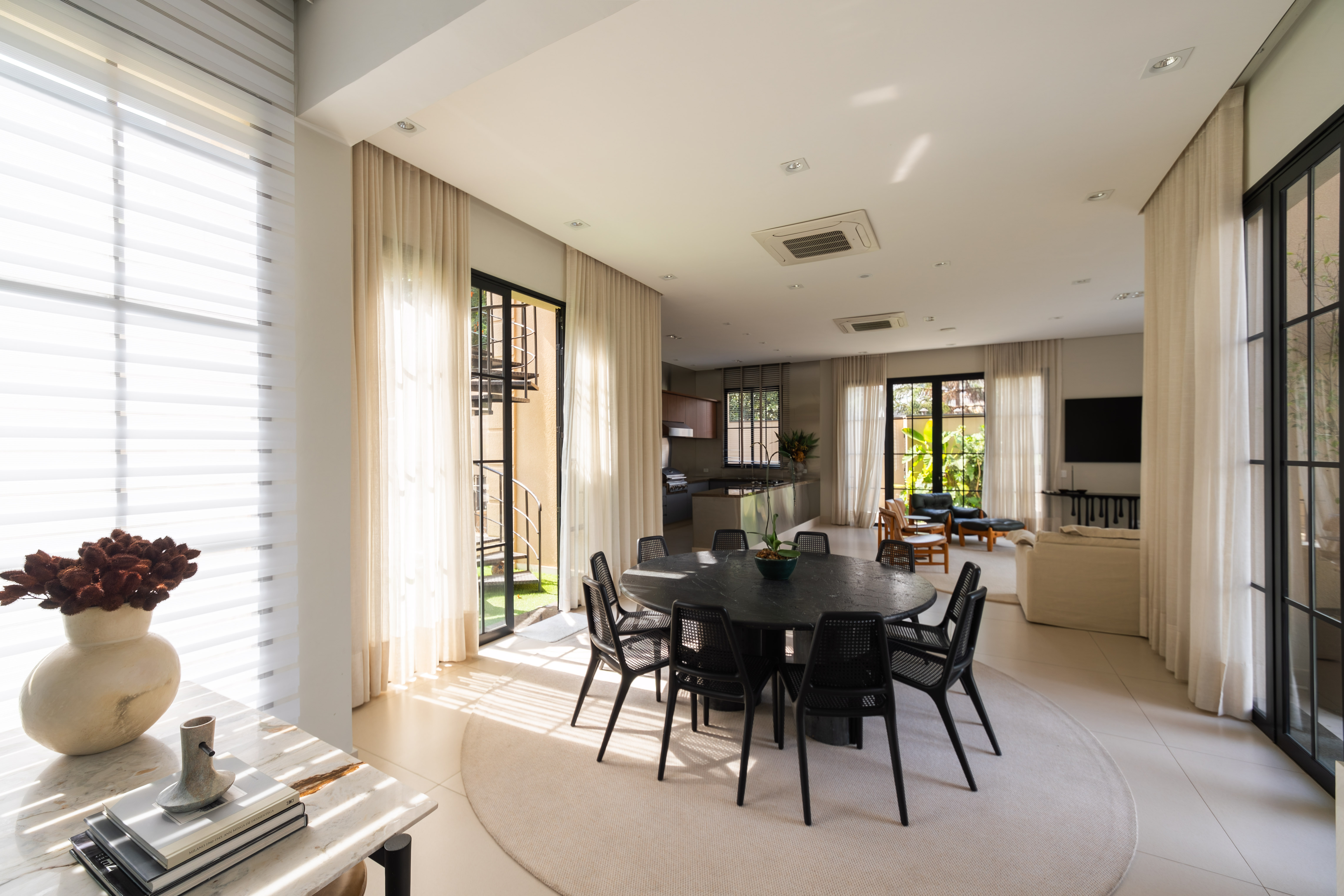 CASA ASSINADA COM 1.800 M², ARTE E DESIGN EM TODOS OS AMBIENTES