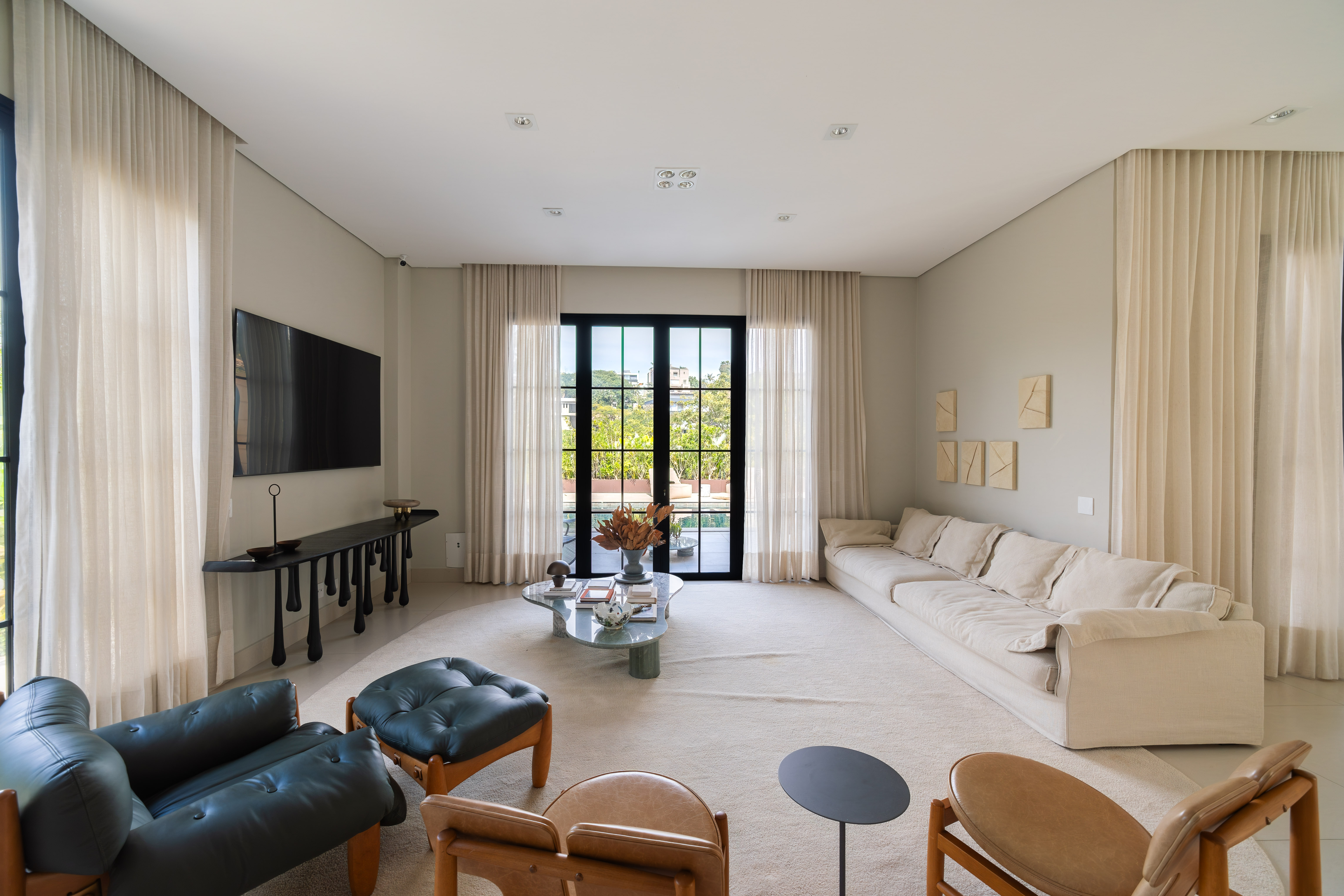 CASA ASSINADA COM 1.800 M², ARTE E DESIGN EM TODOS OS AMBIENTES