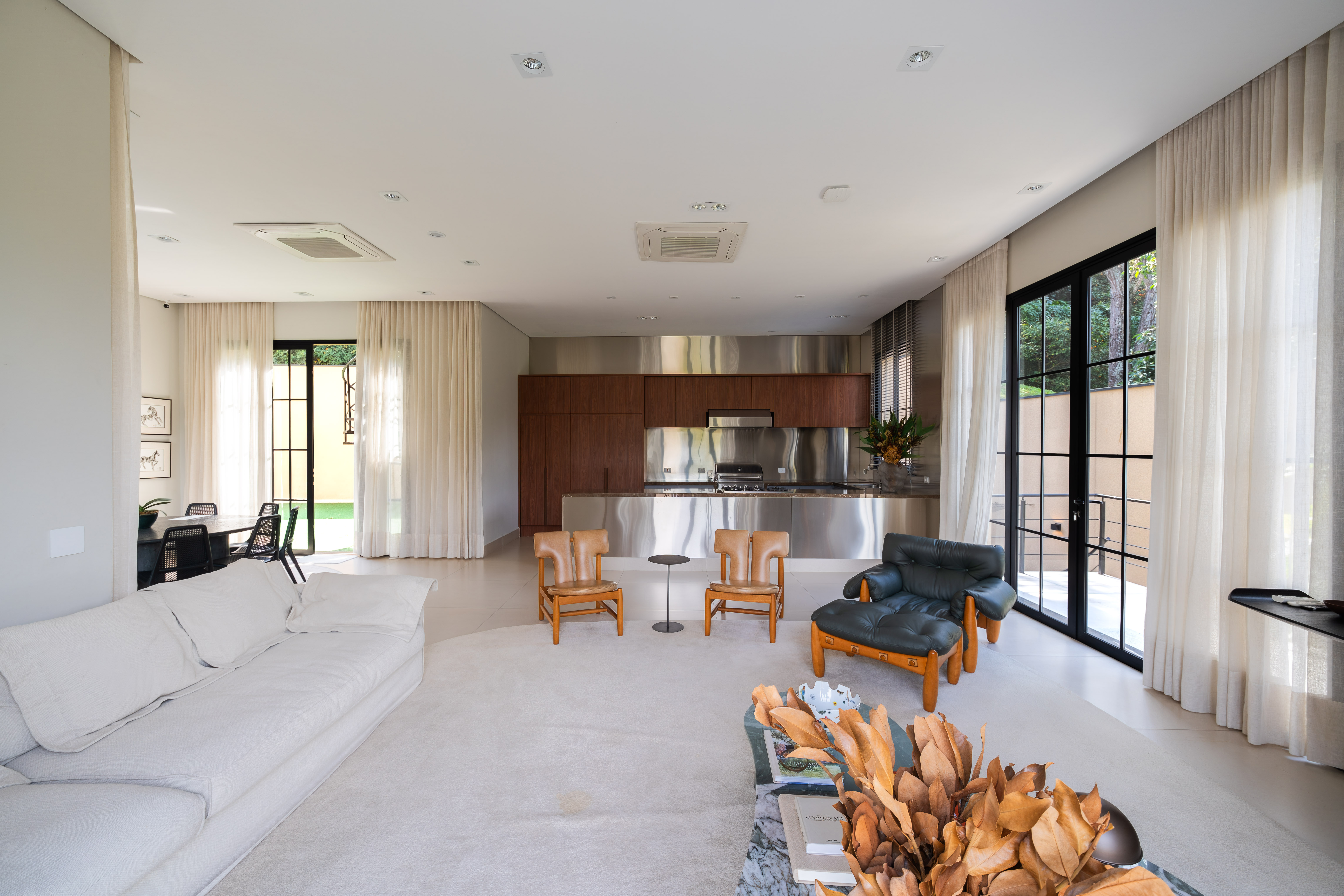 CASA ASSINADA COM 1.800 M², ARTE E DESIGN EM TODOS OS AMBIENTES