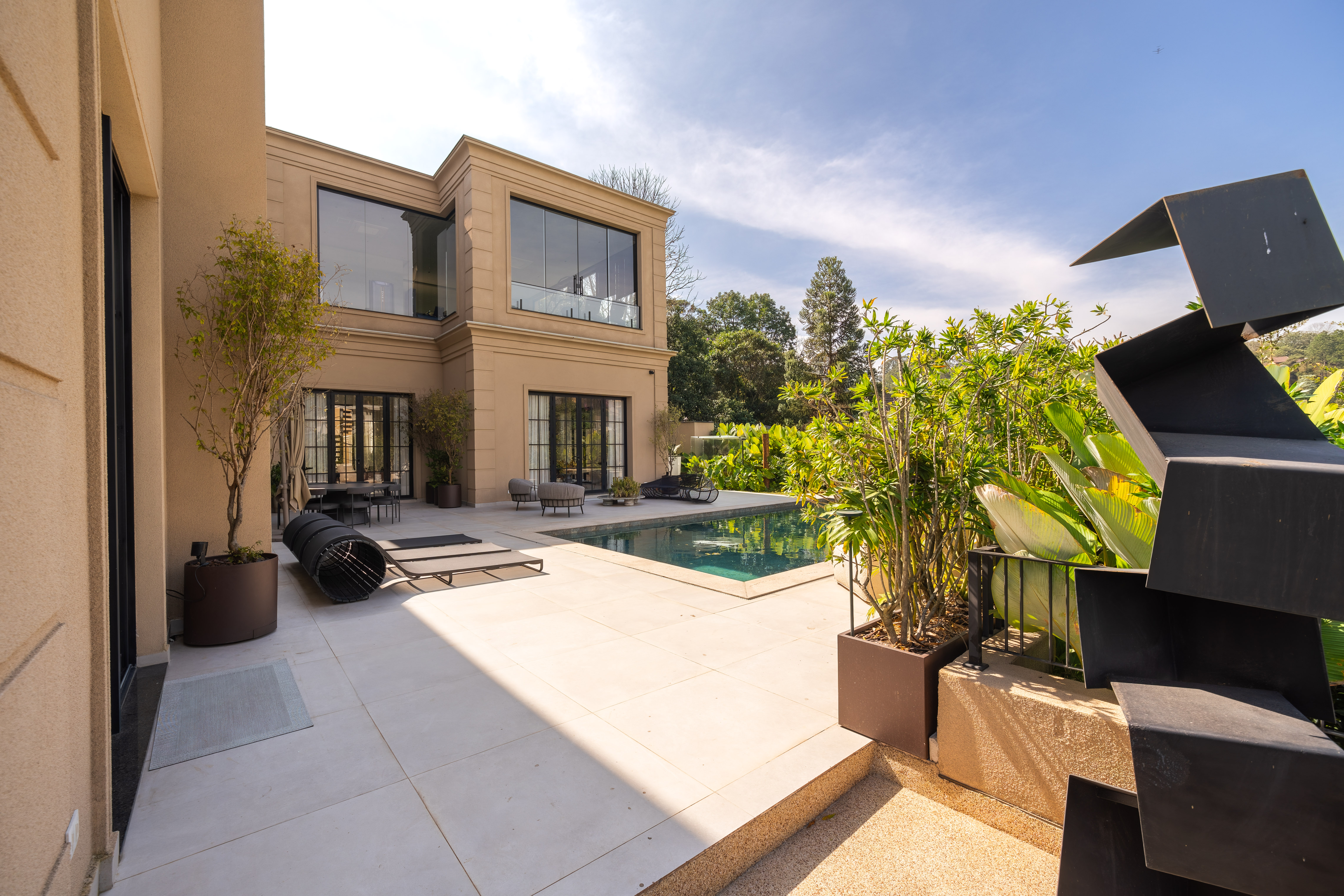 CASA ASSINADA COM 1.800 M², ARTE E DESIGN EM TODOS OS AMBIENTES