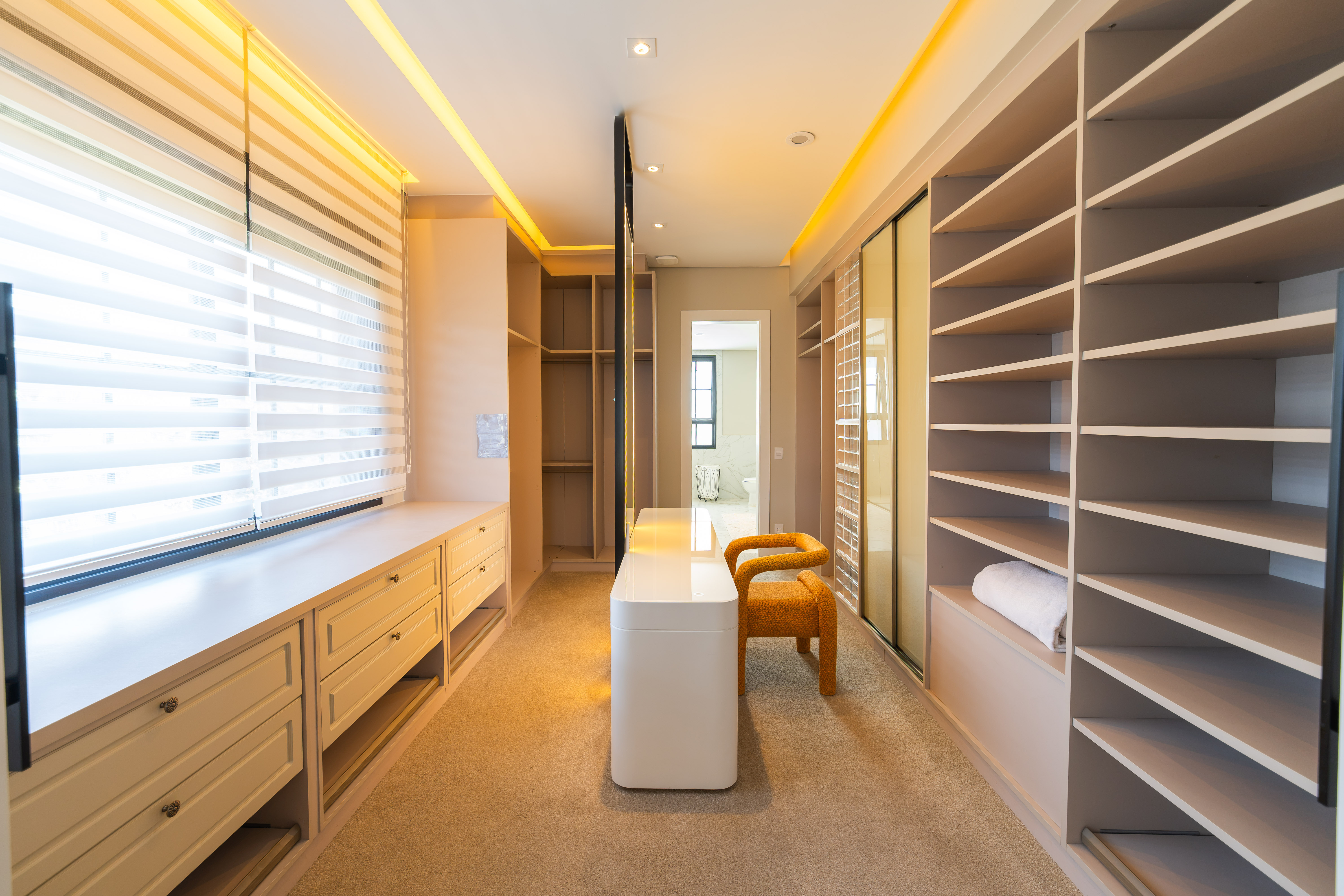 CASA ASSINADA COM 1.800 M², ARTE E DESIGN EM TODOS OS AMBIENTES