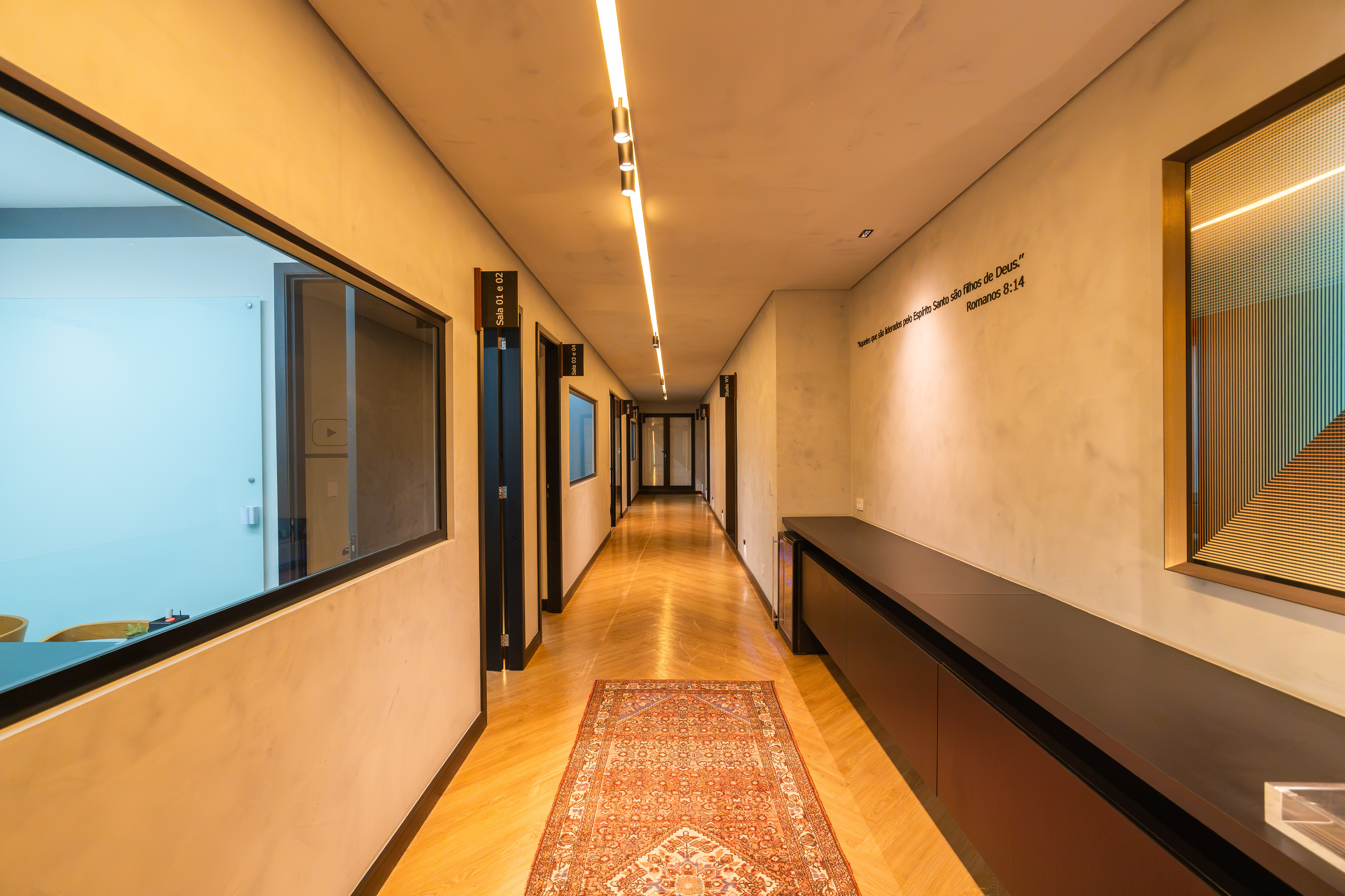 CASA ASSINADA COM 1.800 M², ARTE E DESIGN EM TODOS OS AMBIENTES