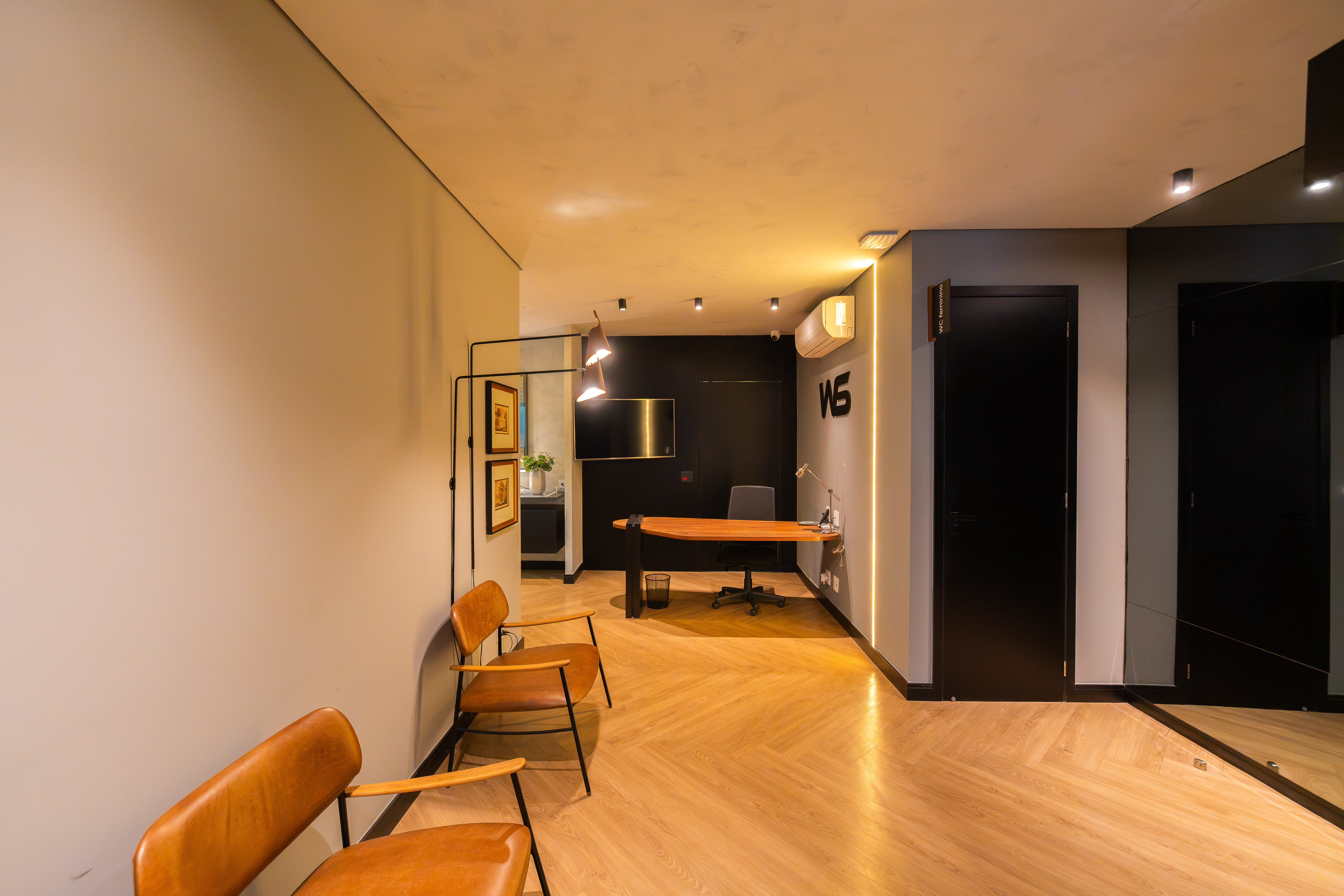 CASA ASSINADA COM 1.800 M², ARTE E DESIGN EM TODOS OS AMBIENTES