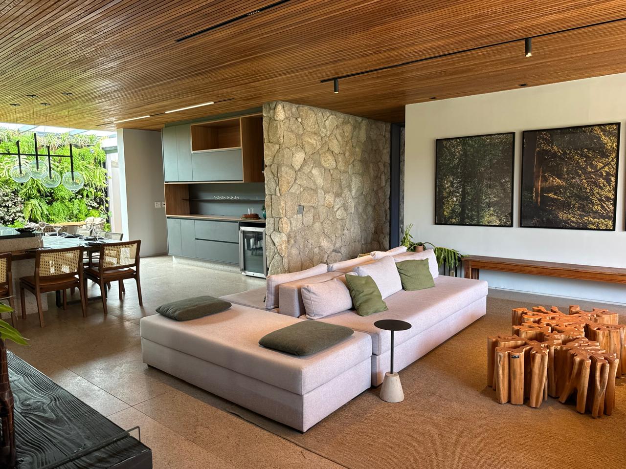 CONCRETO, PEDRA E MADEIRA - Uma casa envolvida pelo verde - Alphaville 1