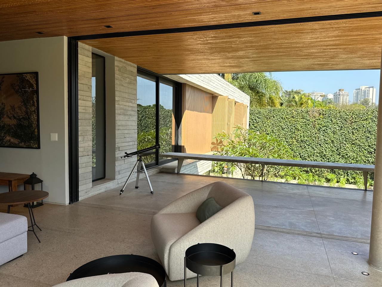 CONCRETO, PEDRA E MADEIRA - Uma casa envolvida pelo verde - Alphaville 1
