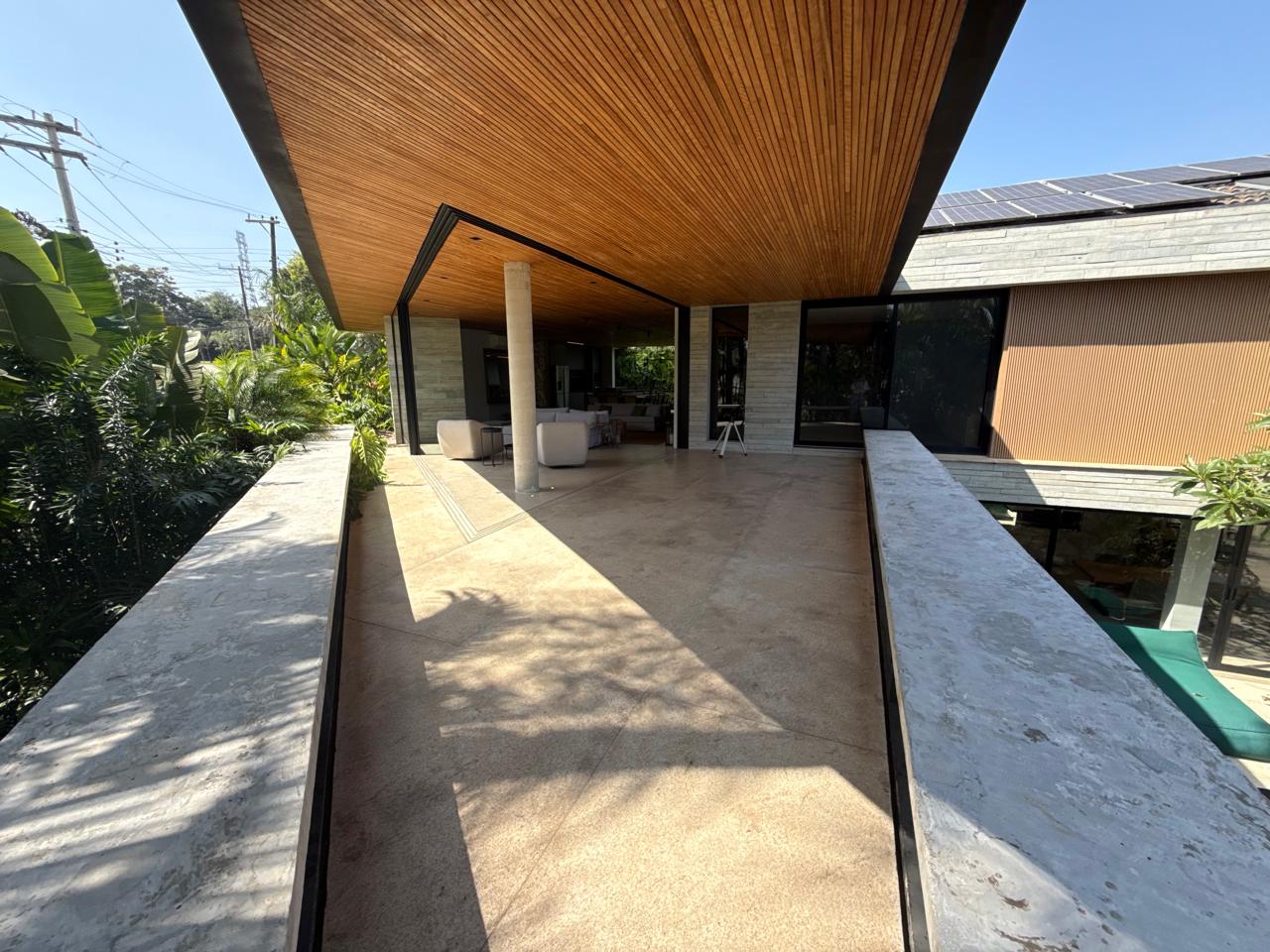 CONCRETO, PEDRA E MADEIRA - Uma casa envolvida pelo verde - Alphaville 1