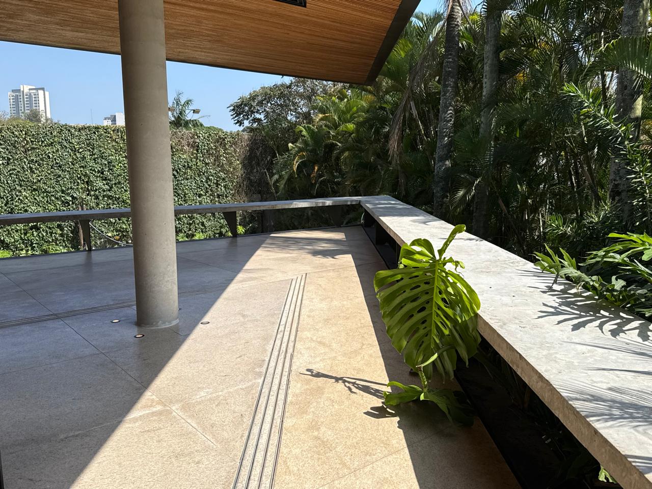 CONCRETO, PEDRA E MADEIRA - Uma casa envolvida pelo verde - Alphaville 1