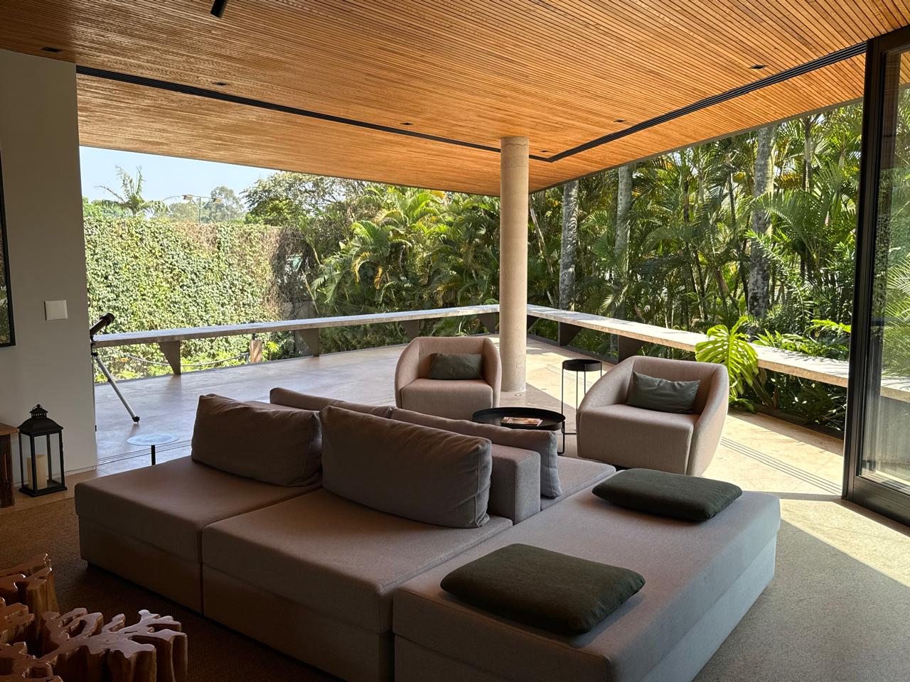 CONCRETO, PEDRA E MADEIRA - Uma casa envolvida pelo verde - Alphaville 1
