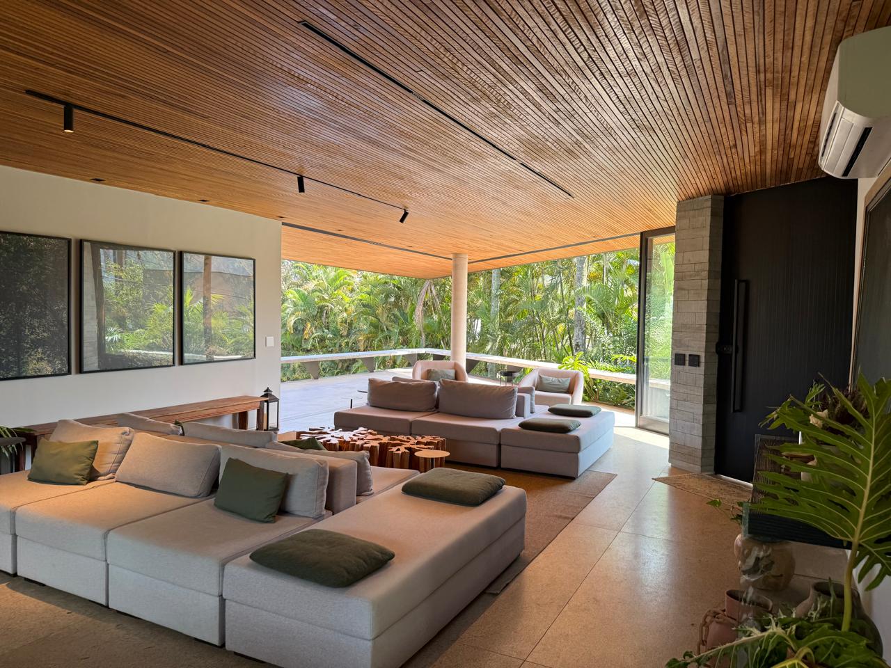 CONCRETO, PEDRA E MADEIRA - Uma casa envolvida pelo verde - Alphaville 1