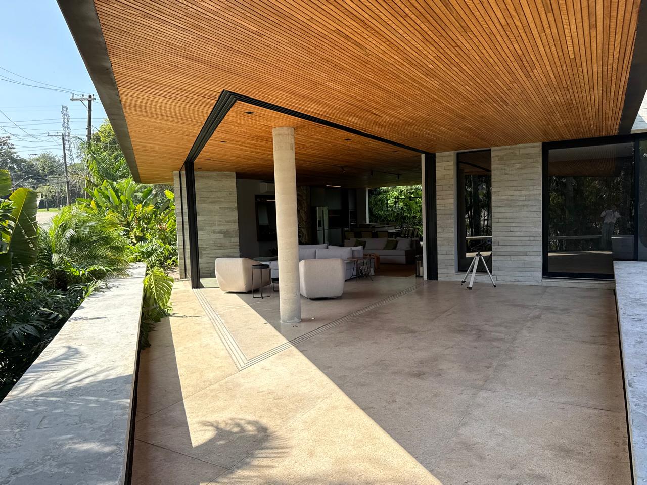 CONCRETO, PEDRA E MADEIRA - Uma casa envolvida pelo verde - Alphaville 1