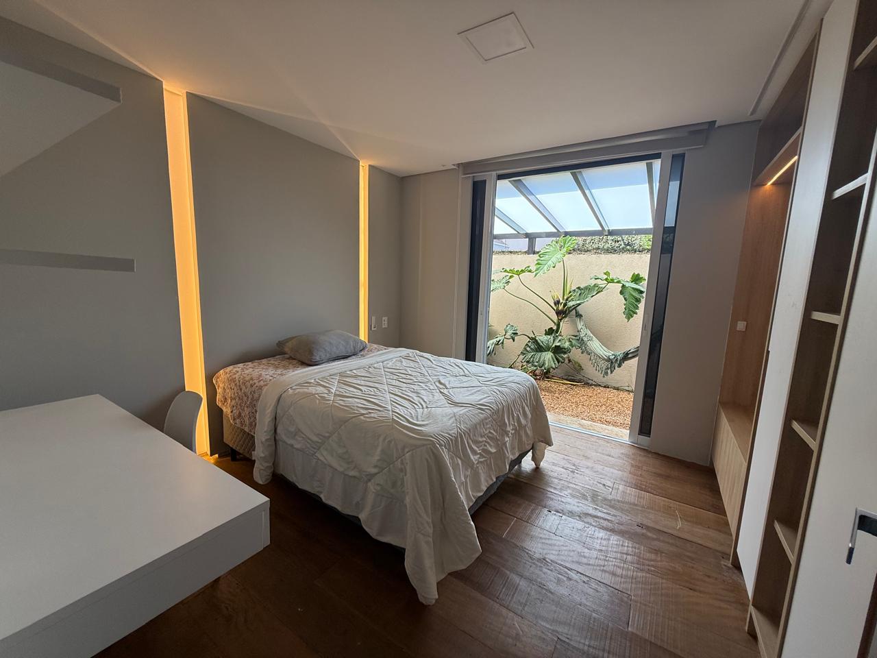 CONCRETO, PEDRA E MADEIRA - Uma casa envolvida pelo verde - Alphaville 1
