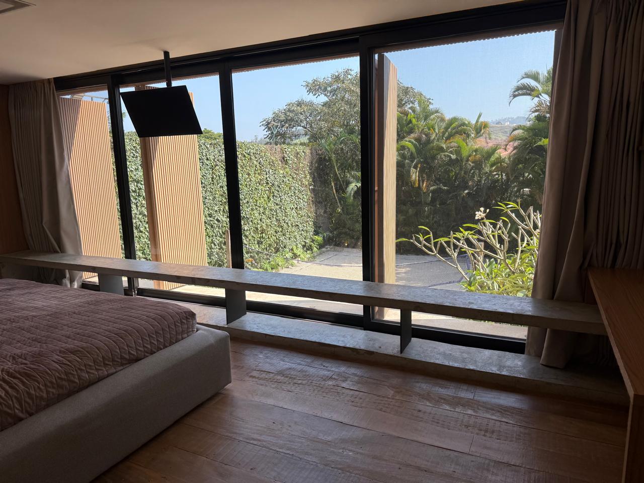 CONCRETO, PEDRA E MADEIRA - Uma casa envolvida pelo verde - Alphaville 1