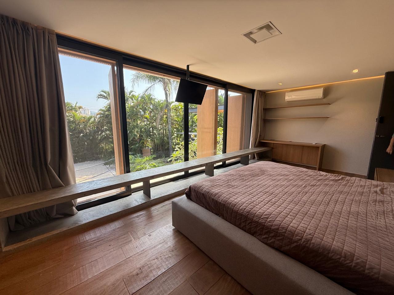 CONCRETO, PEDRA E MADEIRA - Uma casa envolvida pelo verde - Alphaville 1