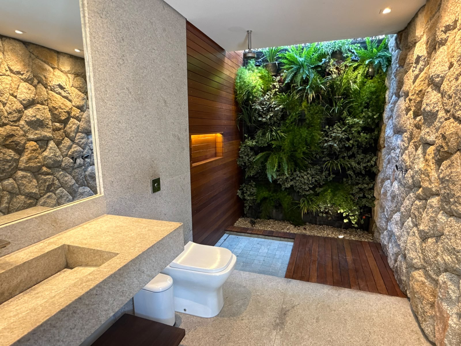 CONCRETO, PEDRA E MADEIRA - Uma casa envolvida pelo verde - Alphaville 1