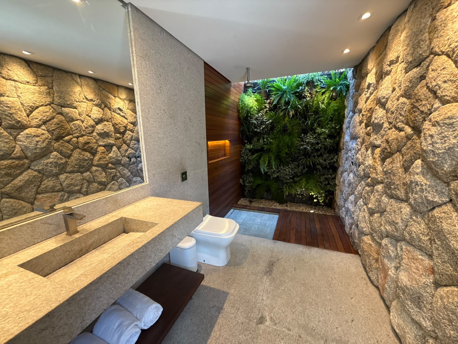 CONCRETO, PEDRA E MADEIRA - Uma casa envolvida pelo verde - Alphaville 1