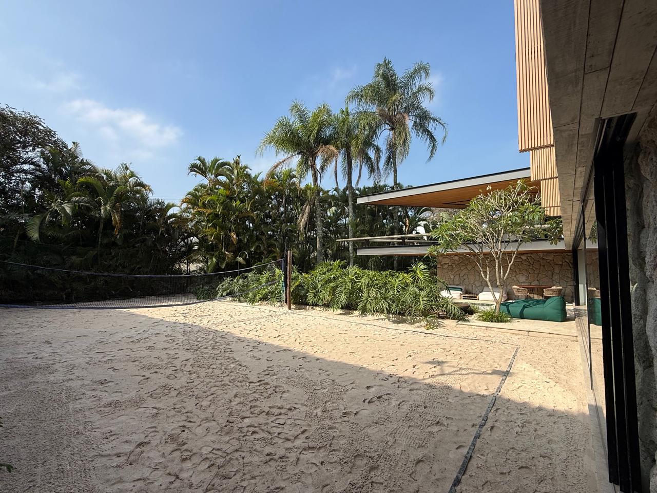 CONCRETO, PEDRA E MADEIRA - Uma casa envolvida pelo verde - Alphaville 1