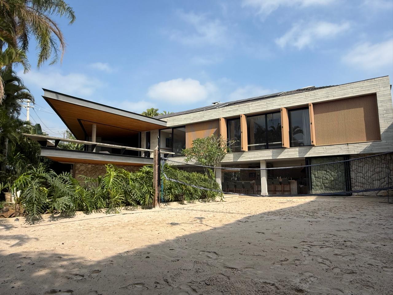CONCRETO, PEDRA E MADEIRA - Uma casa envolvida pelo verde - Alphaville 1