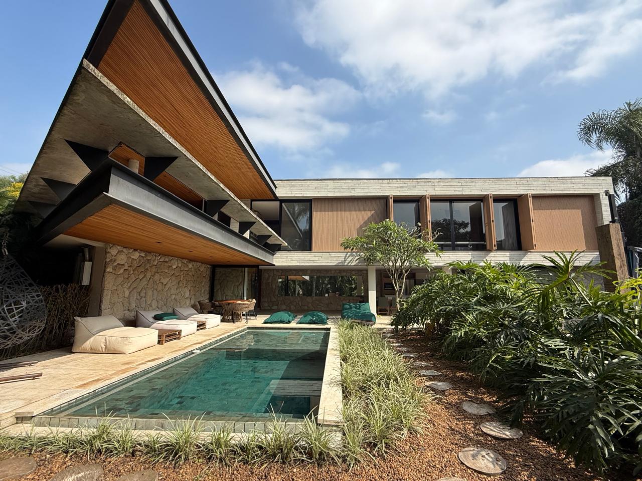 CONCRETO, PEDRA E MADEIRA - Uma casa envolvida pelo verde - Alphaville 1