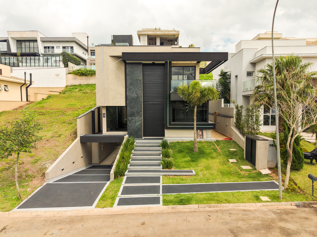 Casa com 4 suítes e arquitetura moderna/contemporânea - Gênesis 2