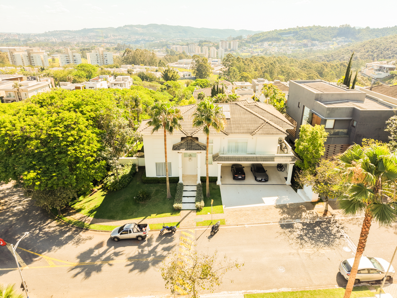 CASA EM DOIS TERRENOS DE ESQUINA COM VISTA NO TAMBORÉ 10
