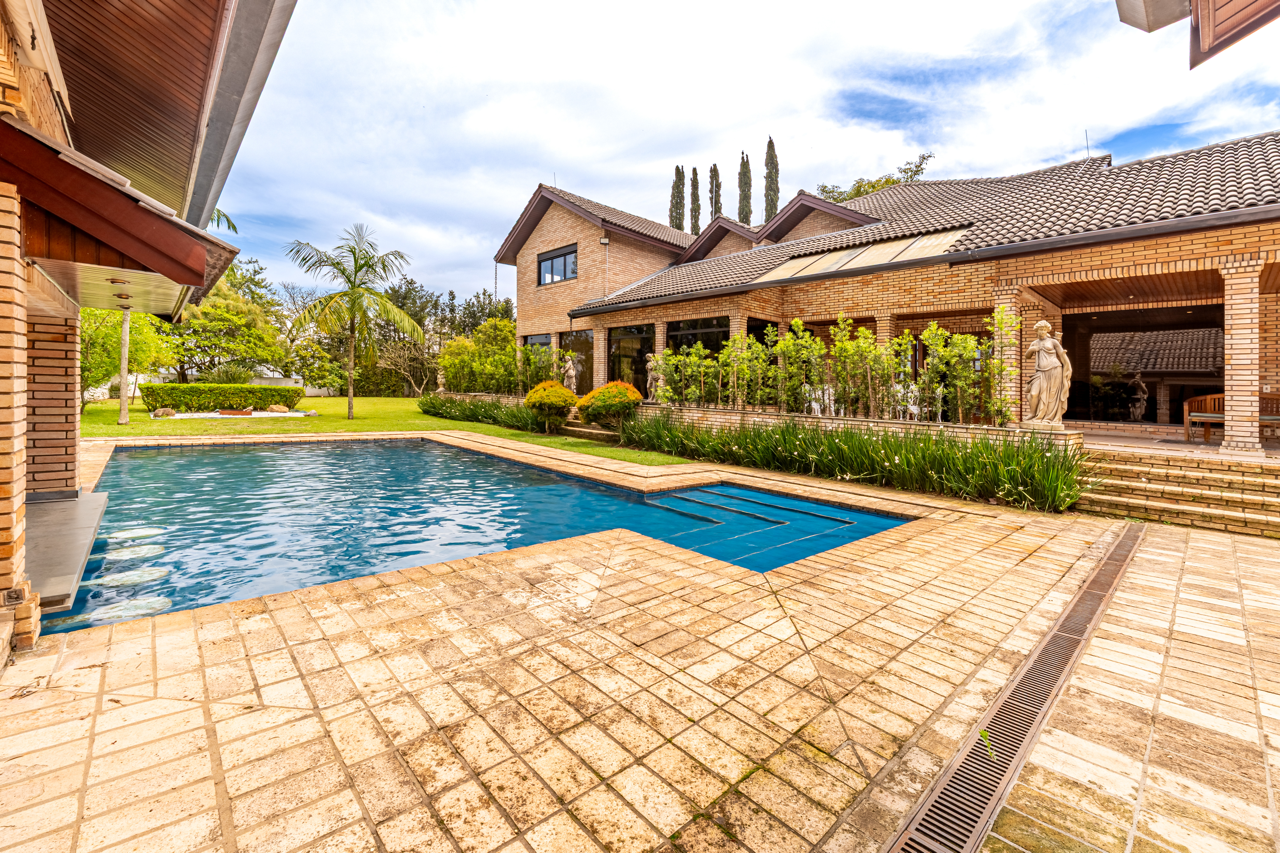 1.826 M² DE TERRENO E UM AMPLO JARDIM NO ALPHAVILLE 8