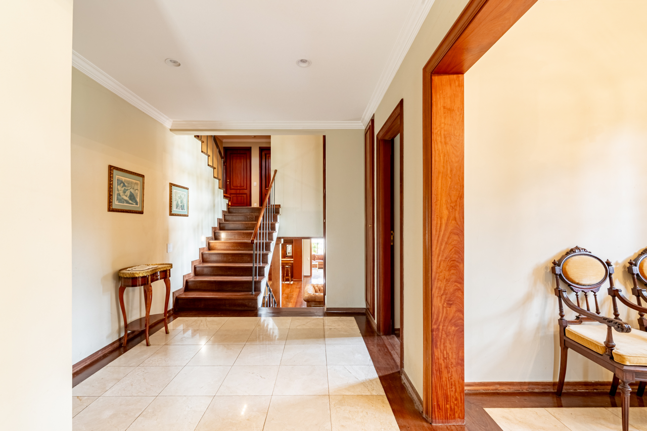 1.826 M² DE TERRENO E UM AMPLO JARDIM NO ALPHAVILLE 8