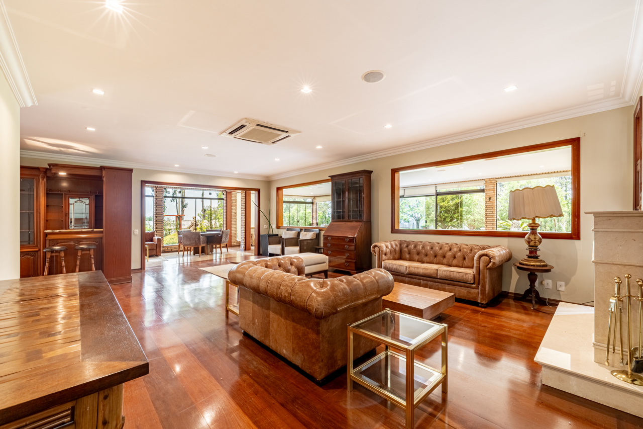 1.826 M² DE TERRENO E UM AMPLO JARDIM NO ALPHAVILLE 8