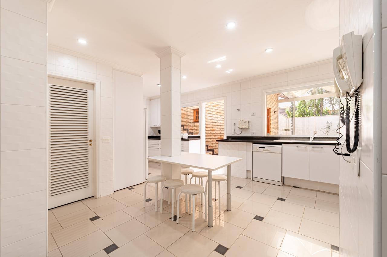 1.826 M² DE TERRENO E UM AMPLO JARDIM NO ALPHAVILLE 8
