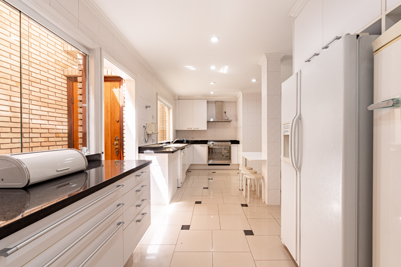 1.826 M² DE TERRENO E UM AMPLO JARDIM NO ALPHAVILLE 8