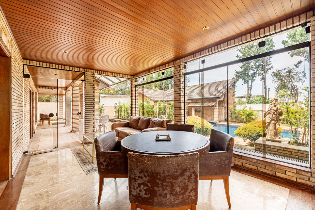 1.826 M² DE TERRENO E UM AMPLO JARDIM NO ALPHAVILLE 8