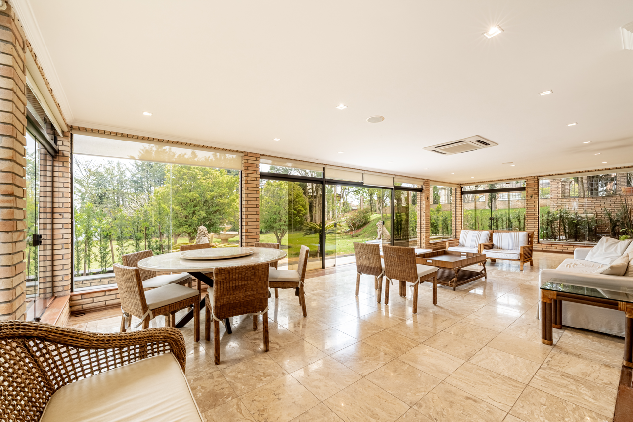 1.826 M² DE TERRENO E UM AMPLO JARDIM NO ALPHAVILLE 8