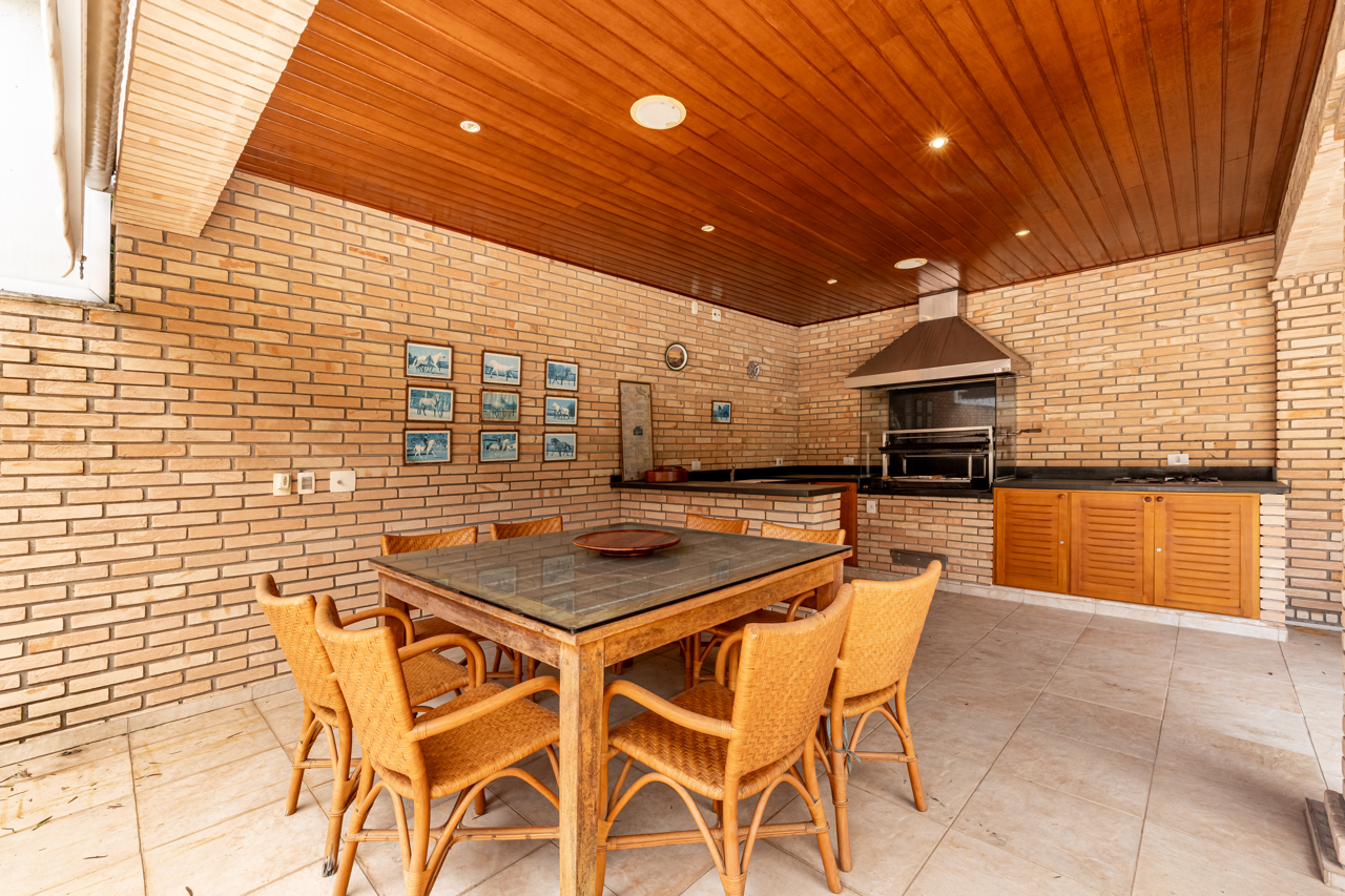 1.826 M² DE TERRENO E UM AMPLO JARDIM NO ALPHAVILLE 8