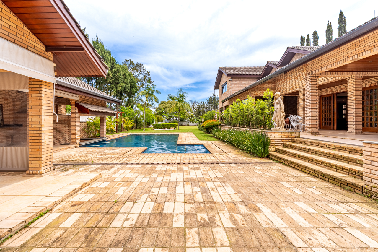 1.826 M² DE TERRENO E UM AMPLO JARDIM NO ALPHAVILLE 8