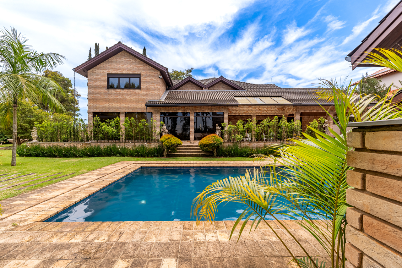1.826 M² DE TERRENO E UM AMPLO JARDIM NO ALPHAVILLE 8