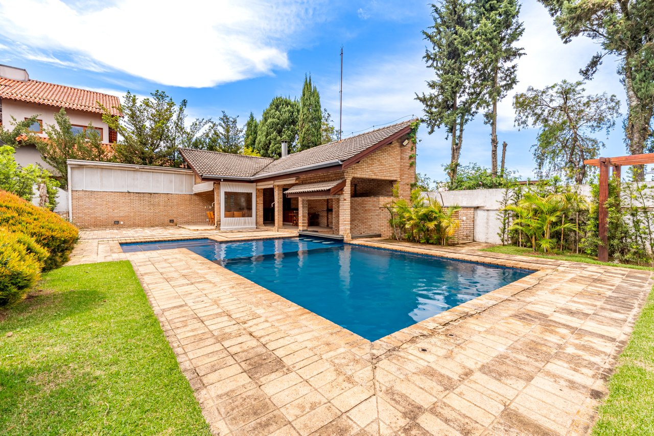 1.826 M² DE TERRENO E UM AMPLO JARDIM NO ALPHAVILLE 8