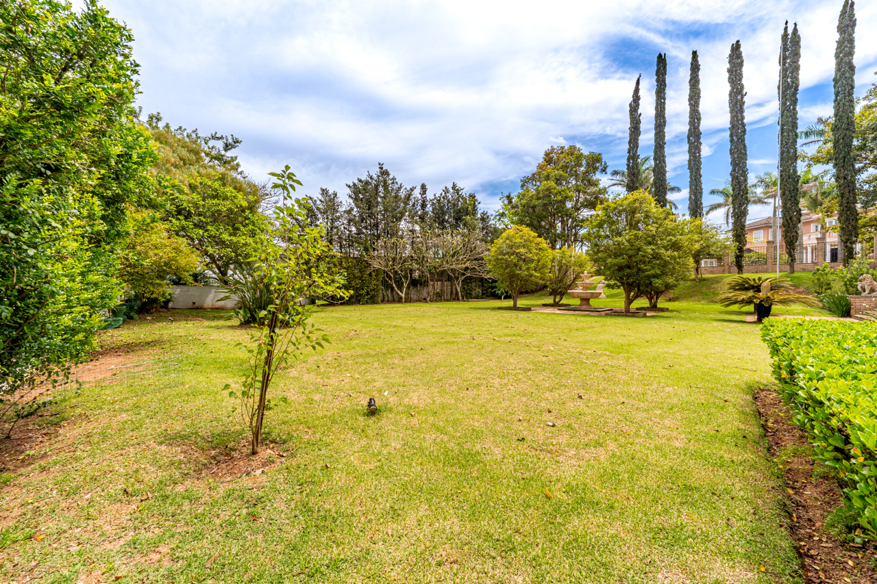 1.826 M² DE TERRENO E UM AMPLO JARDIM NO ALPHAVILLE 8
