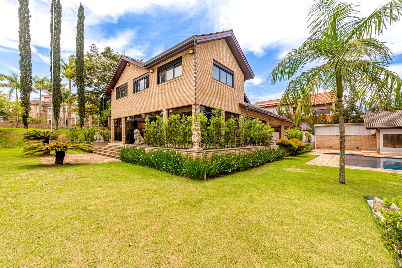 1.826 M² DE TERRENO E UM AMPLO JARDIM NO ALPHAVILLE 8