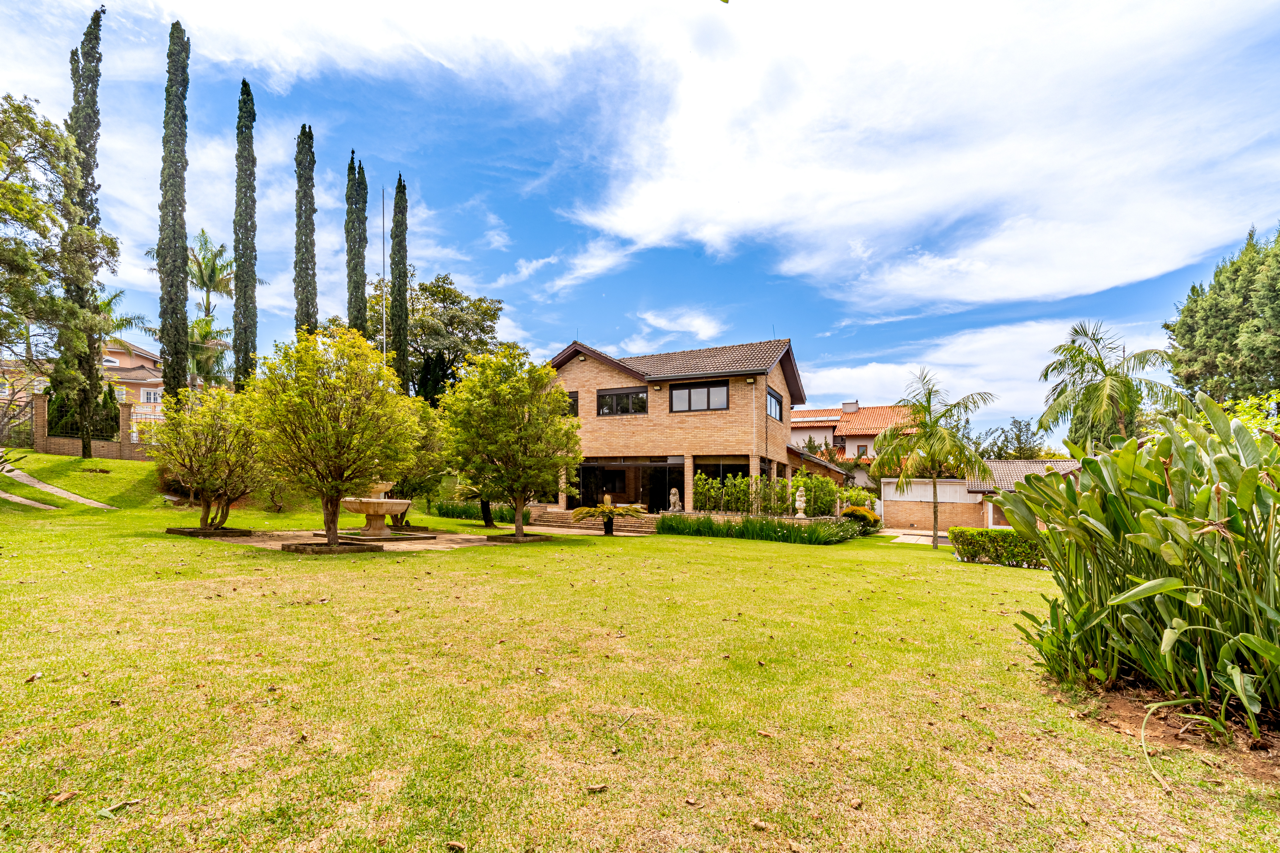 1.826 M² DE TERRENO E UM AMPLO JARDIM NO ALPHAVILLE 8