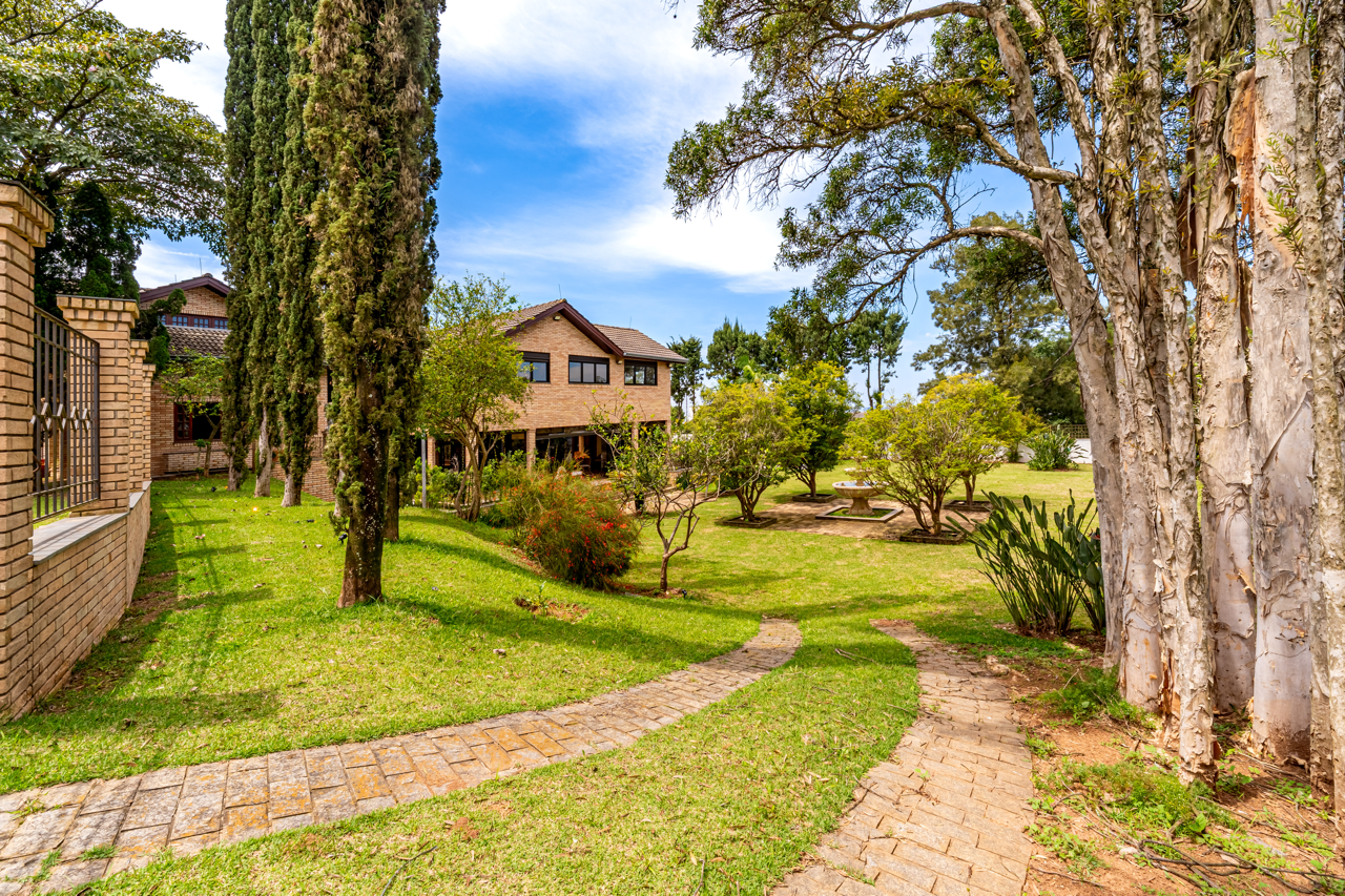 1.826 M² DE TERRENO E UM AMPLO JARDIM NO ALPHAVILLE 8