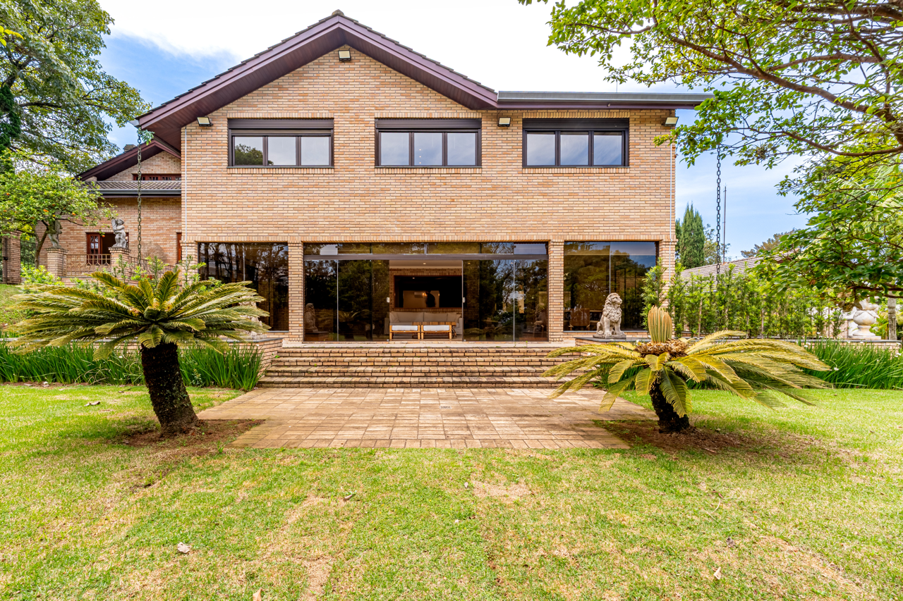 1.826 M² DE TERRENO E UM AMPLO JARDIM NO ALPHAVILLE 8
