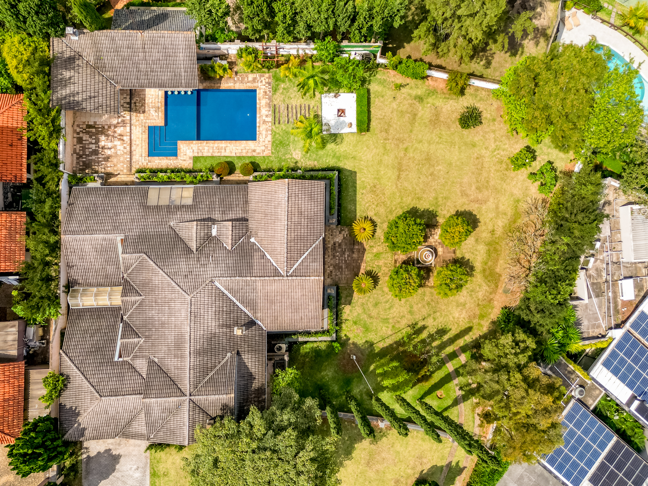 1.826 M² DE TERRENO E UM AMPLO JARDIM NO ALPHAVILLE 8
